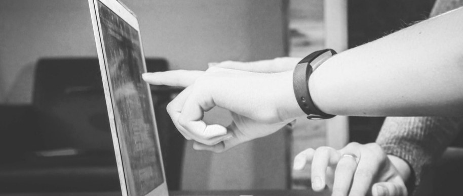 Dos personas revisando información en una laptop durante una asesoría